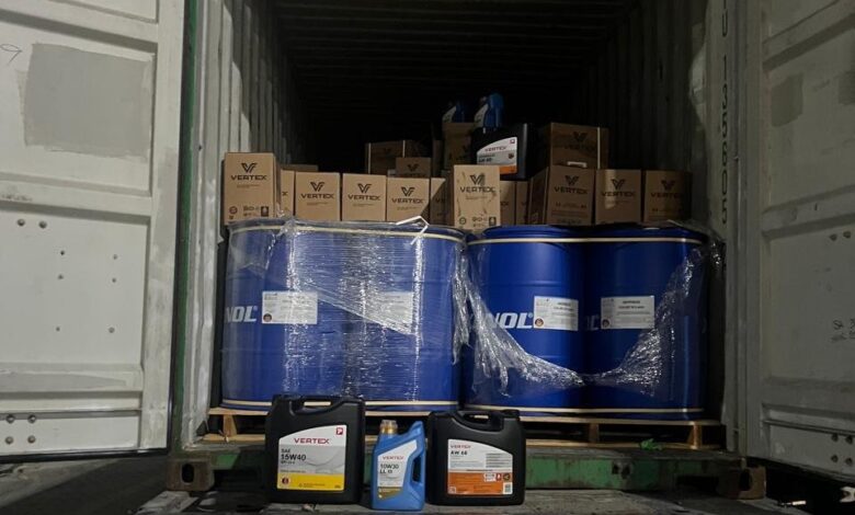 المنافذ الحدودية تحبط محاولة تهريب زيوت محركات غير مطابقة للمواصفات في ميناء أم قصر