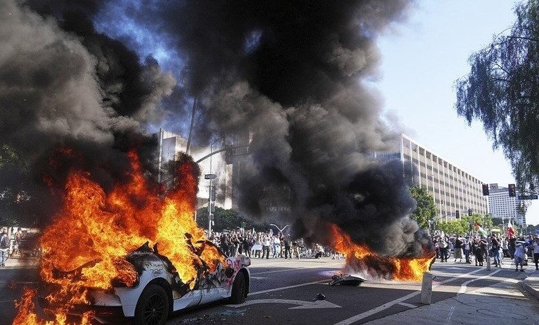 توتر الهجرة الأمريكي يتصاعد مع اعتقال المحتجين وفرض حظر تجوال في لوس أنجلوس