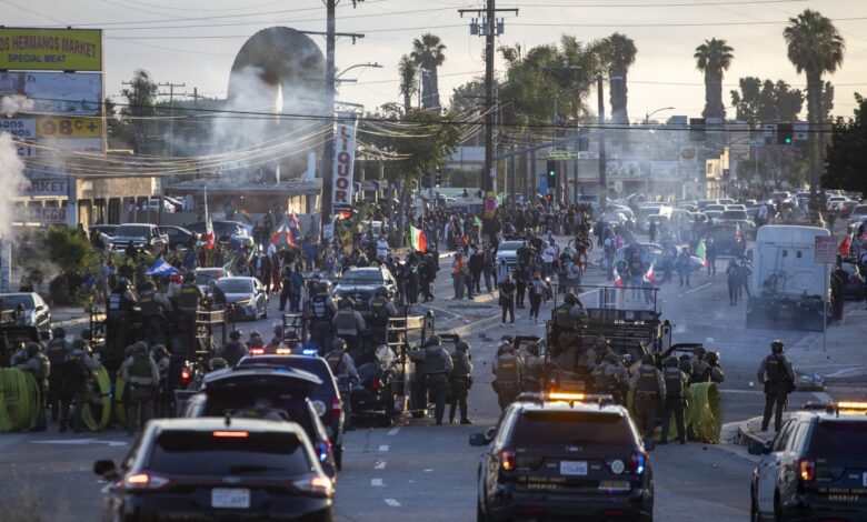 أزمة الهجرة تشعل صراع ترامب مع كاليفورنيا وسط اتهامات للمتظاهرين