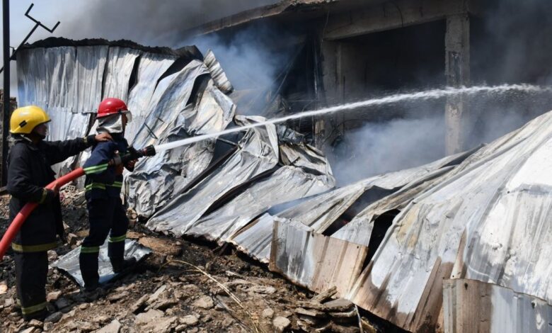 فرق الدفاع المدني تسيطر على حريق مخازن المفروشات في النهضة ببغداد دون إصابات