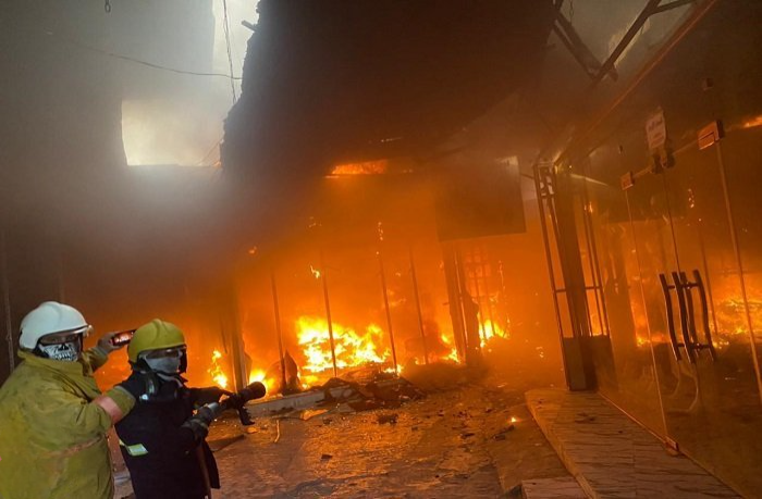 السيطرة على حريق مخزن تجاري في منطقة النهضة ببغداد دون خسائر بشرية