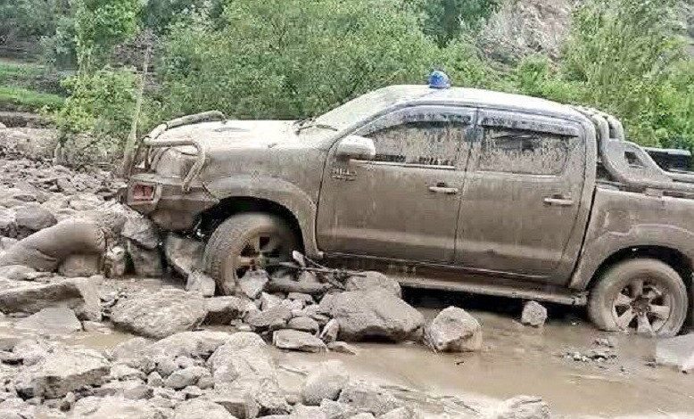 أمطار موسمية تحول قرية إسلام آباد إلى بحيرة وتجرف عشرات المركبات