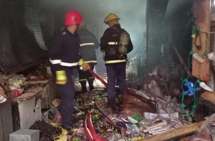 الدفاع المدني يسيطر على حريق مجمع الأثاث التجاري في العزيزية دون إصابات