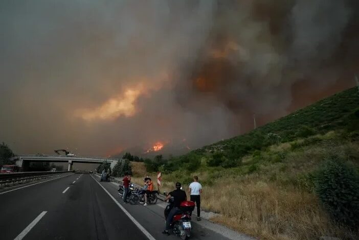 حرائق الغابات تحاصر مدينة بورصة التركية وإجلاء 3500 شخص