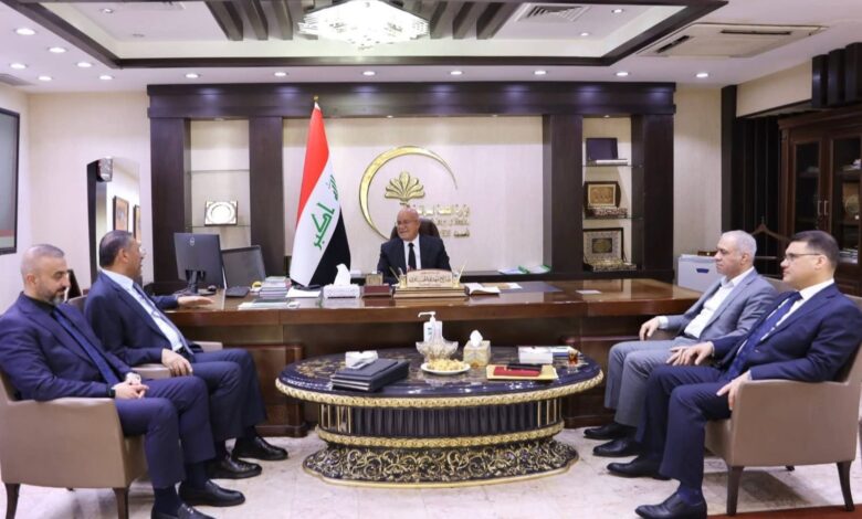 وزير الصحة يعقد اجتماعاً موسعاً للإعداد الصحي لزيارة الأربعين