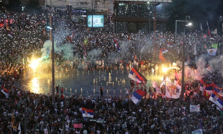 إصابة 40 شرطياً واعتقال 37 محتجاً في اشتباكات عنيفة ببلغراد