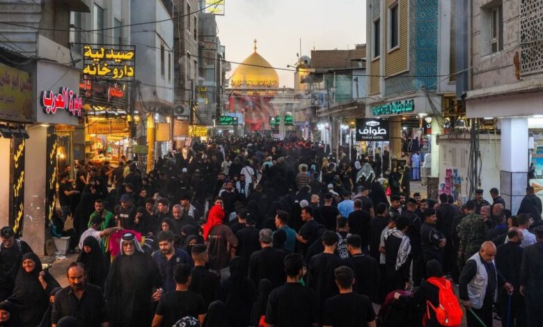 مئات الآلاف يتدفقون لمرقد الإمام علي لإحياء ذكرى وفاة النبي محمد