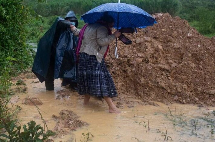 فيضانات المكسيك تتسبب بمقتل شخصين وتعليق مؤقت لرحلات مطار العاصمة