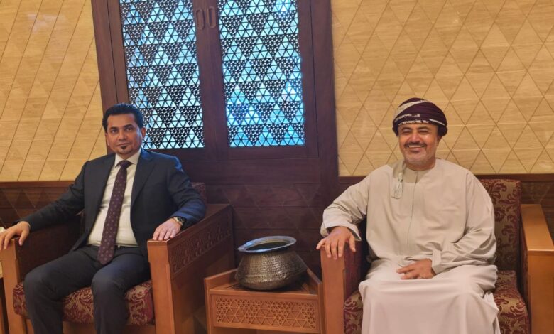 وزير النقل العراقي يزور عُمان لتعزيز التعاون في النقل الأخضر