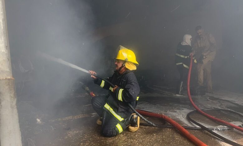 الدفاع المدني يسيطر على حريق كبير في مخازن واسط دون إصابات