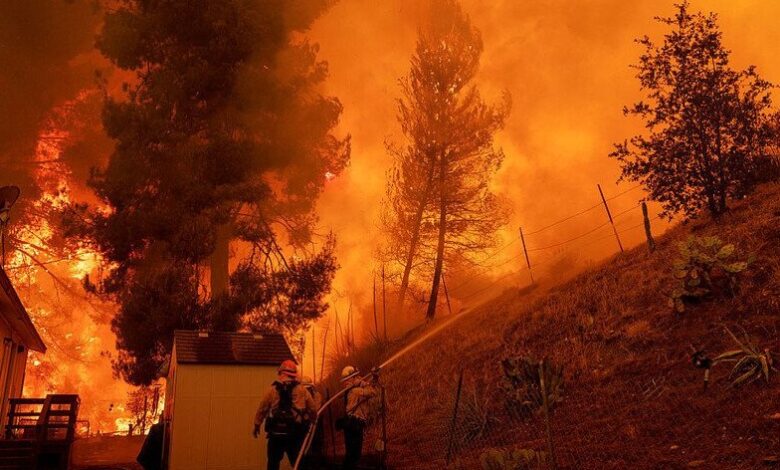 إجلاء آلاف السكان مع تصاعد حرائق الغابات في كاليفورنيا