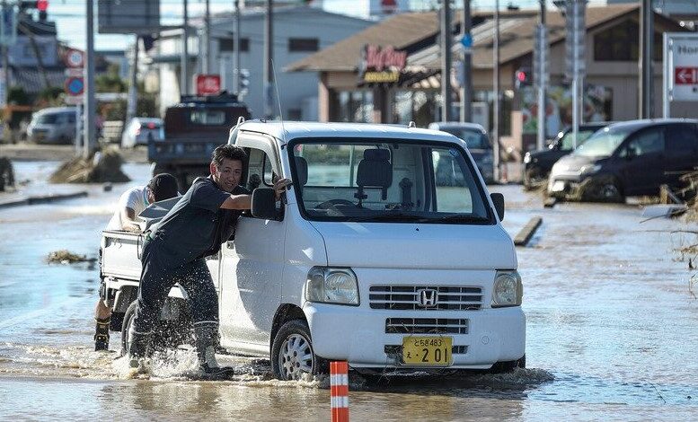 عشرات آلاف اليابانيين يواجهون الإجلاء بسبب الفيضانات والانهيارات