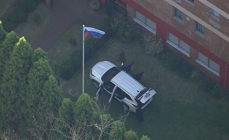 اقتحام القنصلية الروسية في سيدني بالسيارة يؤدي لإصابة شرطي واعتقال المشتبه