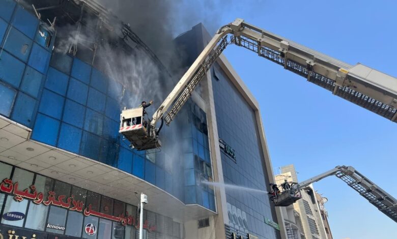 الدفاع المدني تخمد حريق مبنى تجاري في شارع الربيعي ببغداد دون إصابات