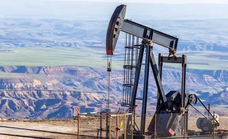 أسعار النفط تهبط مع توقعات فائض المعروض وزيادة إنتاج أوبك بلس