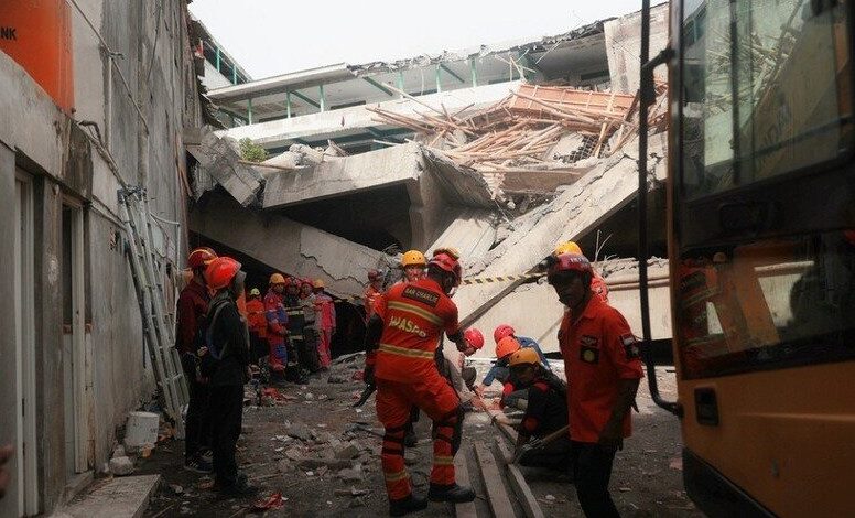 انهيار مدرسة إندونيسيا يودي بحياة طلاب ويحاصر العشرات تحت الأنقاض