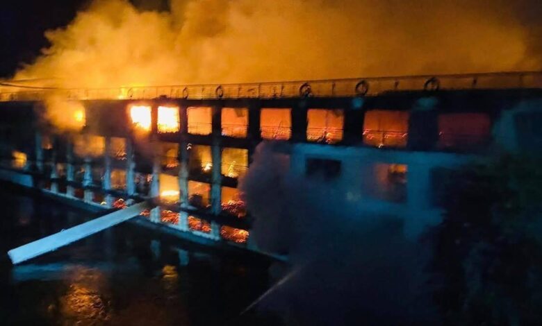 نجاة 220 سائحاً من حريق هائل في زورق سياحي بالأقصر المصرية