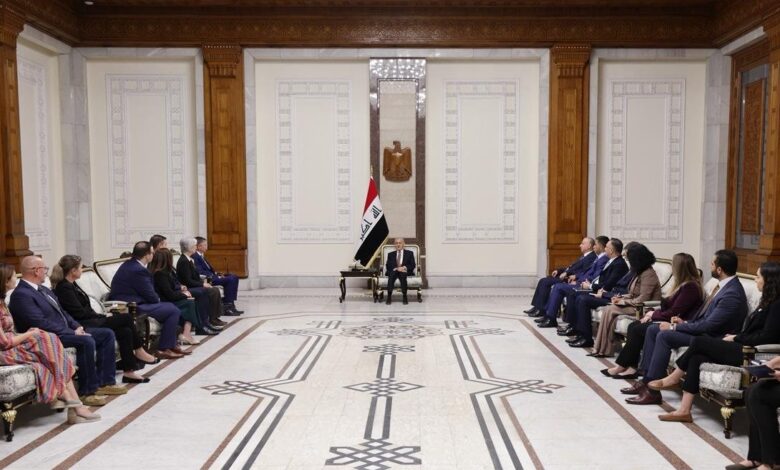 عبد اللطيف رشيد يستقبل مراقبين دوليين ويؤكد التزام العراق بانتخابات شفافة ونزيهة