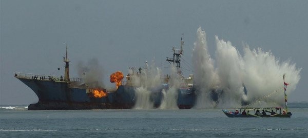 حادث بحري خطير: انفجار يهز سفينة في ميناء لوس أنجلوس والسلطات تباشر عمليات الإنقاذ