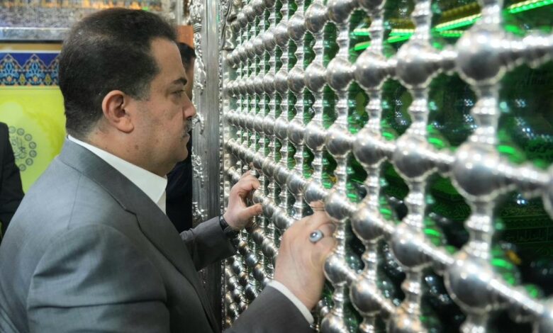 رئيس الوزراء يزور ضريح الإمامين العسكريين في سامراء ويؤدي مراسم الزيارة