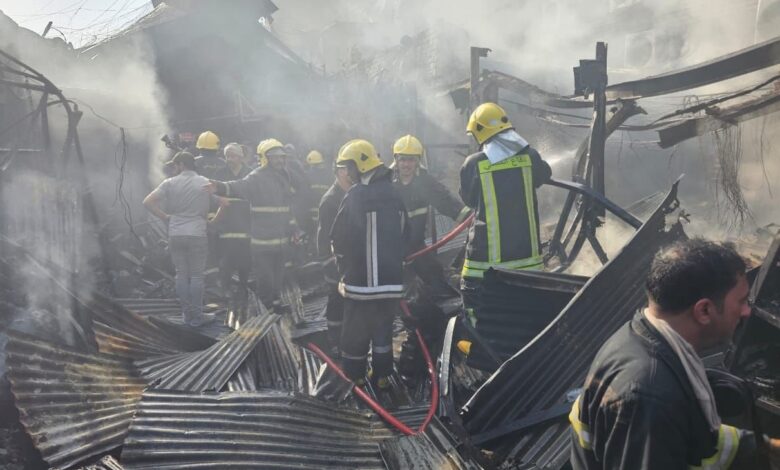 السيطرة على حريق سوق الشطرة التاريخي وحصر الأضرار في 20 محلاً تجارياً