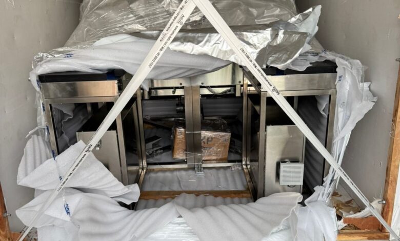 المنافذ الحدودية تحبط عملية تهريب معدات طبية غير مطابقة للمواصفات في ميناء أم قصر