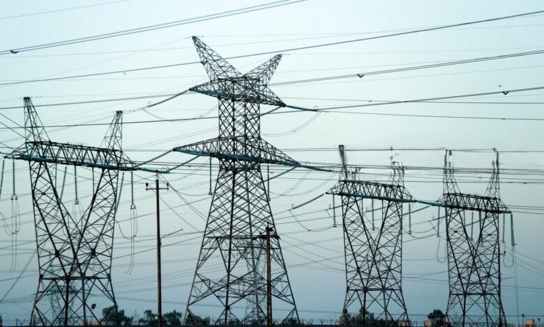 وزارة الكهرباء تعلن استنفار شامل على مدار الساعة لمواجهة الأحوال الجوية