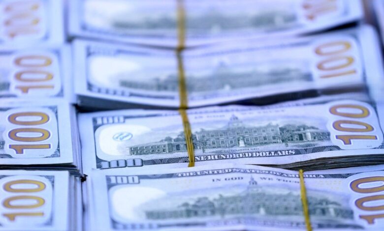 مستشار رئيس الوزراء: تذبذب سعر الدولار مؤقت والصرف الرسمي مستقر عند 1320 ديناراً