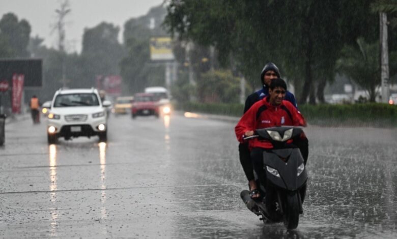 تعطيل الدوام الرسمي في الديوانية والمثنى بسبب الأمطار الغزيرة وسوء الأحوال الجوية