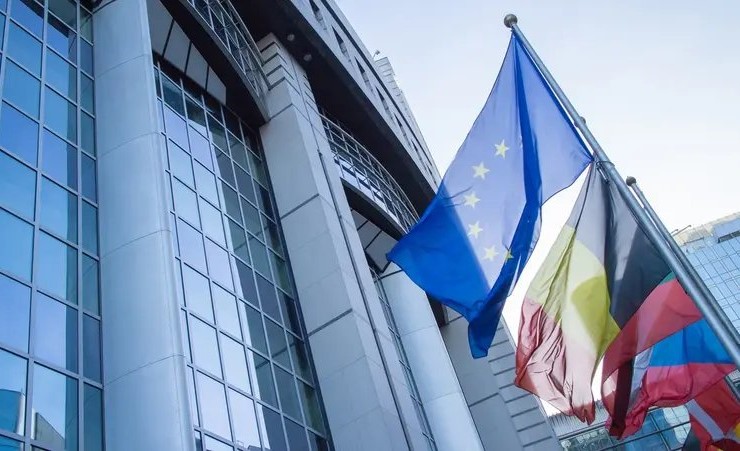 قرض أوكرانيا الأوروبي: 90 مليار يورو بدون فوائد لدعم الدفاع والاقتصاد