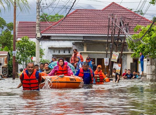 كارثة سومطرة: 631 قتيلاً ومليون نازح جراء الفيضانات المدمرة في إندونيسيا
