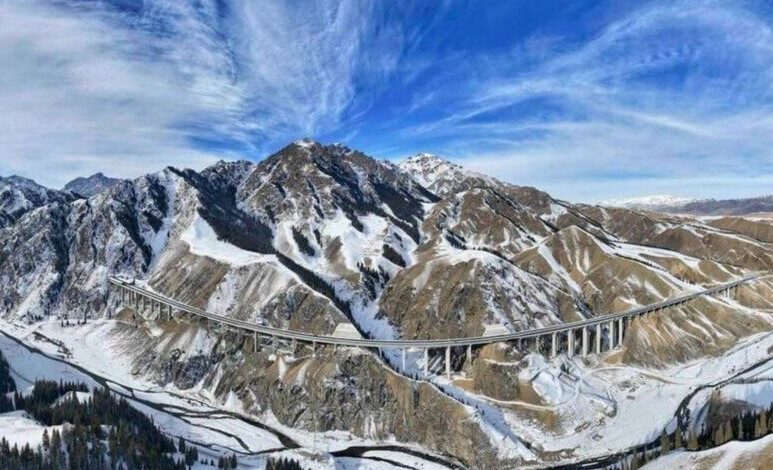 الصين تفتتح أطول نفق سريع في العالم بطول 22 كيلومتراً عبر جبال تيانشان