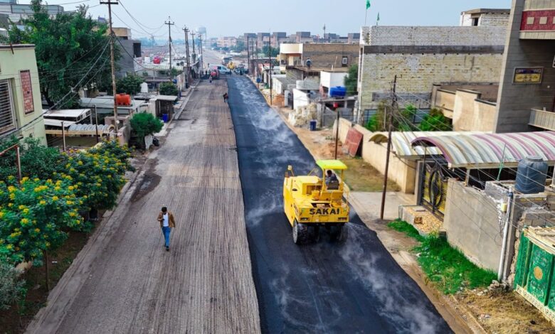 محافظ بغداد يطلق مشاريع إكساء الشوارع في المحمودية لتحسين البنية التحتية