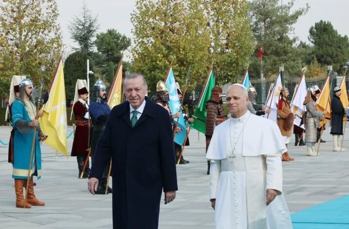 البابا لاوون الرابع عشر يختتم زيارة تركيا التاريخية ويحمل رسالة سلام إلى لبنان