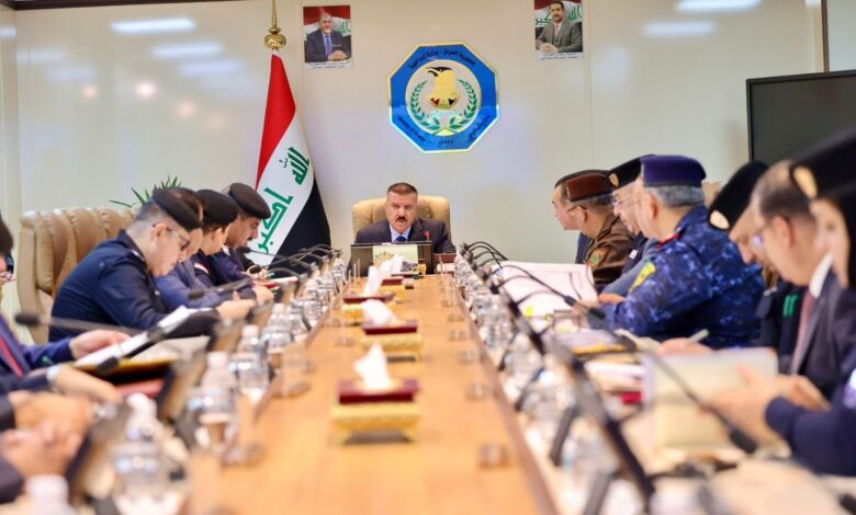 وزير الداخلية الشمري يبحث تطوير الخدمات الأمنية مع هيئة الرأي الوزارية