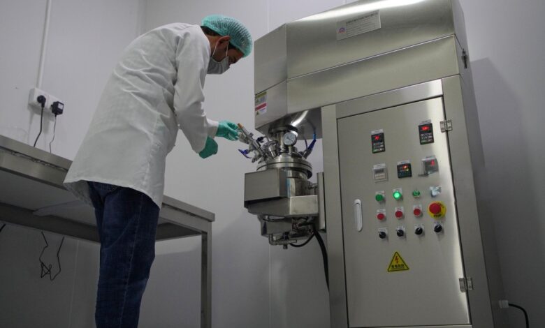 وزارة الصحة تحقق إنجازاً بإنتاج 2000 دواء ومستلزم طبي محلياً