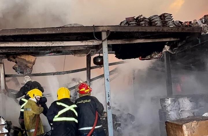 إخماد حريق مخازن المواد الغذائية في النجف الأشرف بجهود الدفاع المدني العراقي