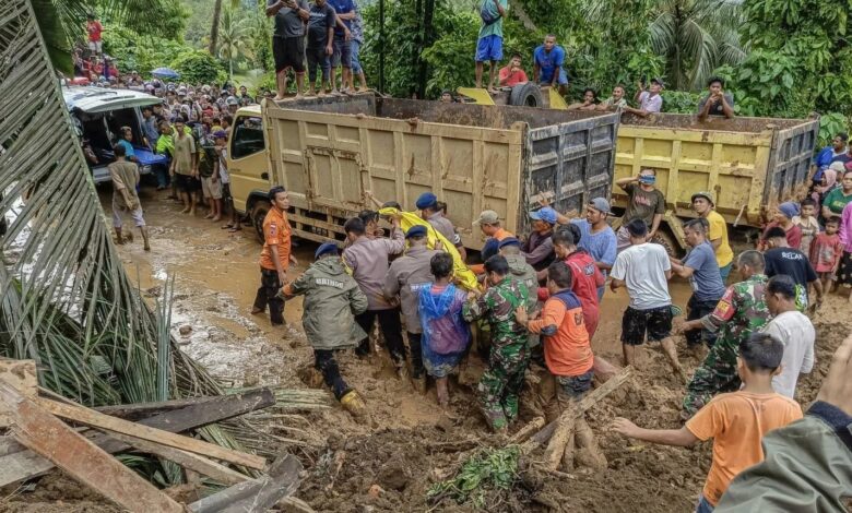 انهيار أرضي مدمر في إندونيسيا يودي بحياة 7 أشخاص ويفقد 82 آخرين