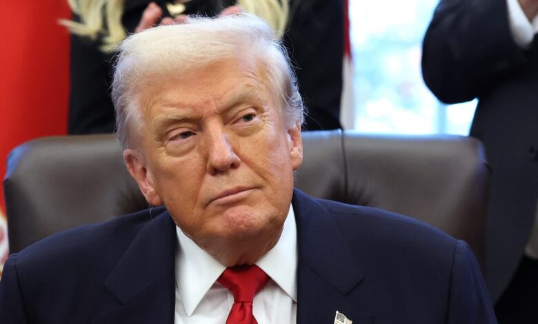 ترامب يلغي الموجة الثانية من الهجمات على فنزويلا ويعلن استثمارات نفطية ضخمة