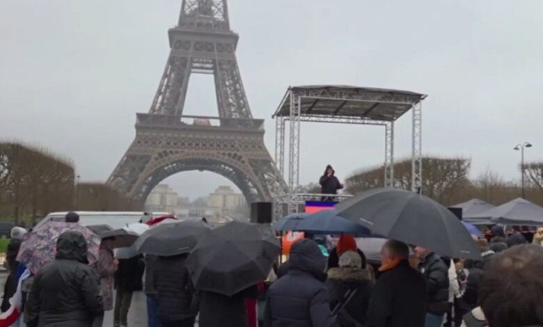 احتجاجات باريس تطالب بخروج فرنسا من الاتحاد الأوروبي بسبب قيود الإنترنت