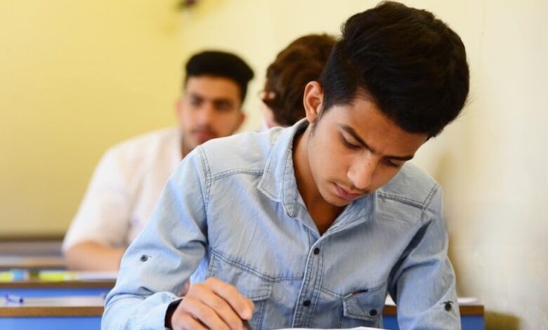 وزارة التربية تحل أزمة كتاب الإنجليزية للسادس الإعدادي وتقلص المنهج