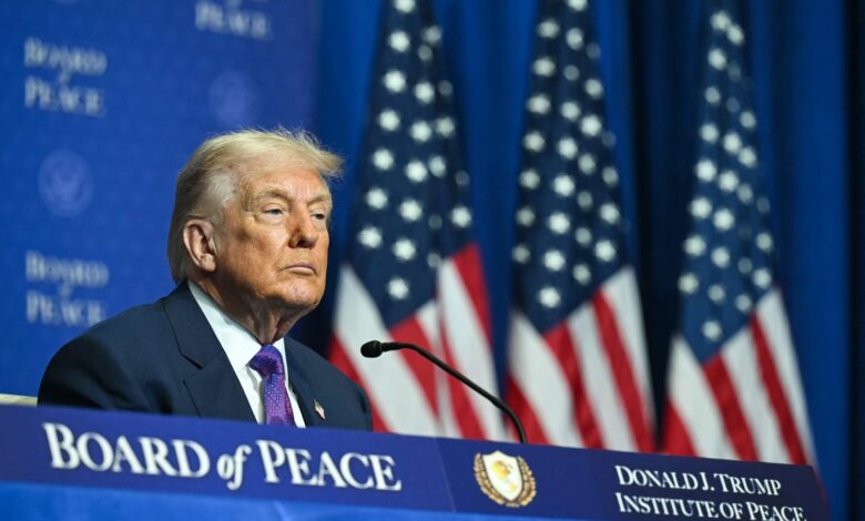 ترامب ينتقد قرار المحكمة العليا حول الرسوم الجمركية ويعده “مخزياً” ويكشف عن خطة بديلة