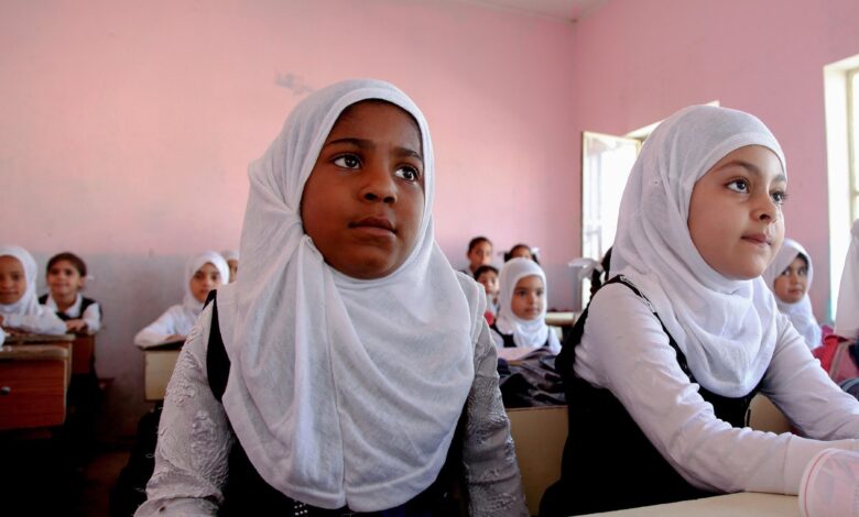 وزارة العمل تنسق مع التربية لصرف المنحة الطلابية للأسر المحتاجة