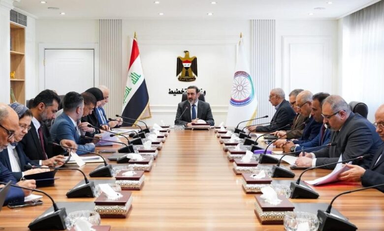 وزير التخطيط يطالب برؤية إصلاحية شاملة لمعالجة ملف رواتب الموظفين