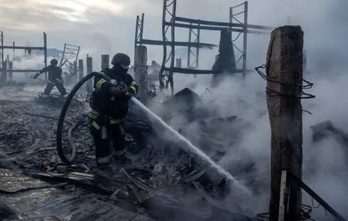 ضربات روسية مكثفة على منشآت الطاقة الأوكرانية تقتل مراهقين اليوم