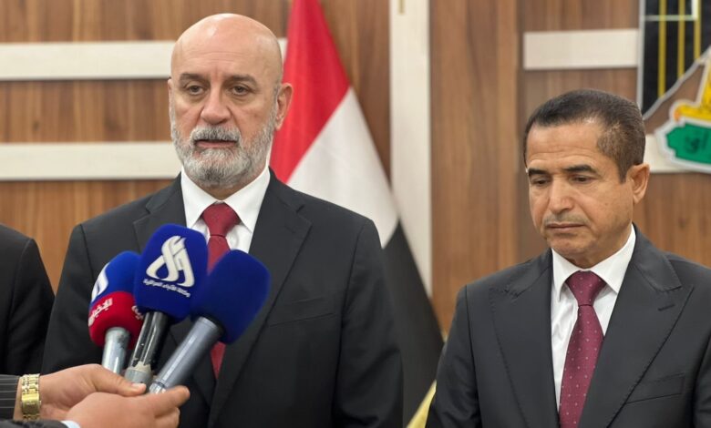 وزير البيئة يبحث حلول التصحر والكثبان الرملية في محافظة ذي قار