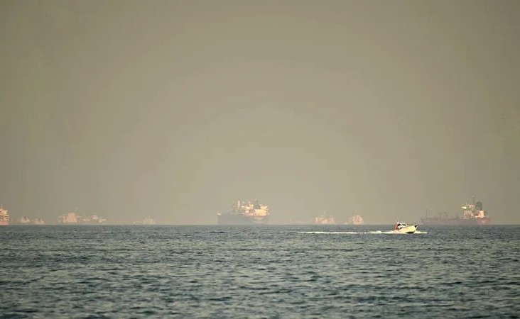 البحرية الأمريكية ترافق ناقلة نفط عبر مضيق هرمز لضمان تدفق الطاقة