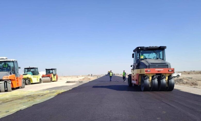 وزارة النقل تباشر أعمال إكساء الطرق في مطار الناصرية الدولي ضمن مراحل الإنجاز