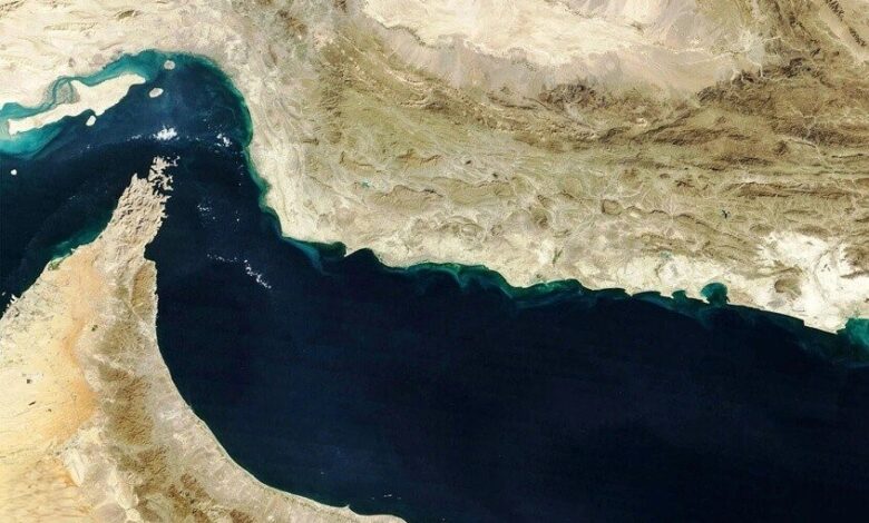 مضيق هرمز يشهد انهياراً في الملاحة البحرية من 141 إلى 4 سفن يومياً