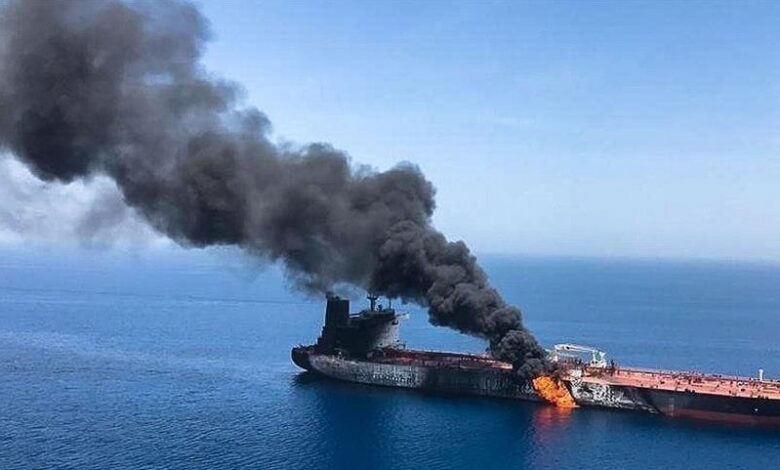 سفينة شحن تتعرض لهجوم بمقذوف واندلاع حريق في مضيق هرمز